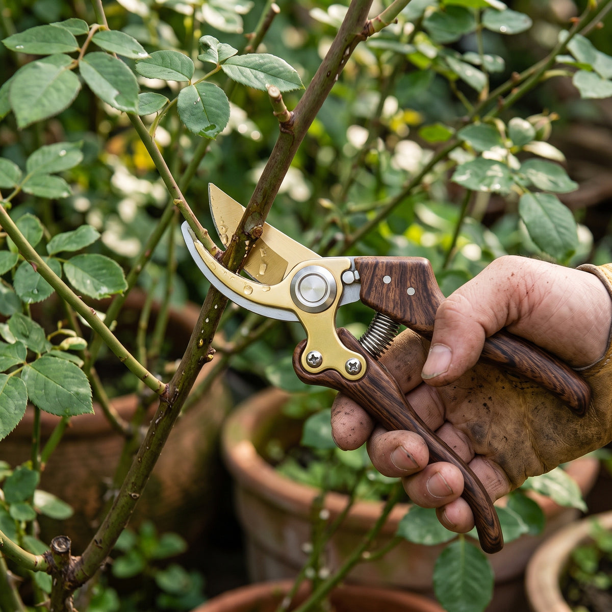 🌹 Wood-Grain Pruning Shears | Curved Metal Blades | Flower & Garden Care | Vintage-Style Hand Pruner